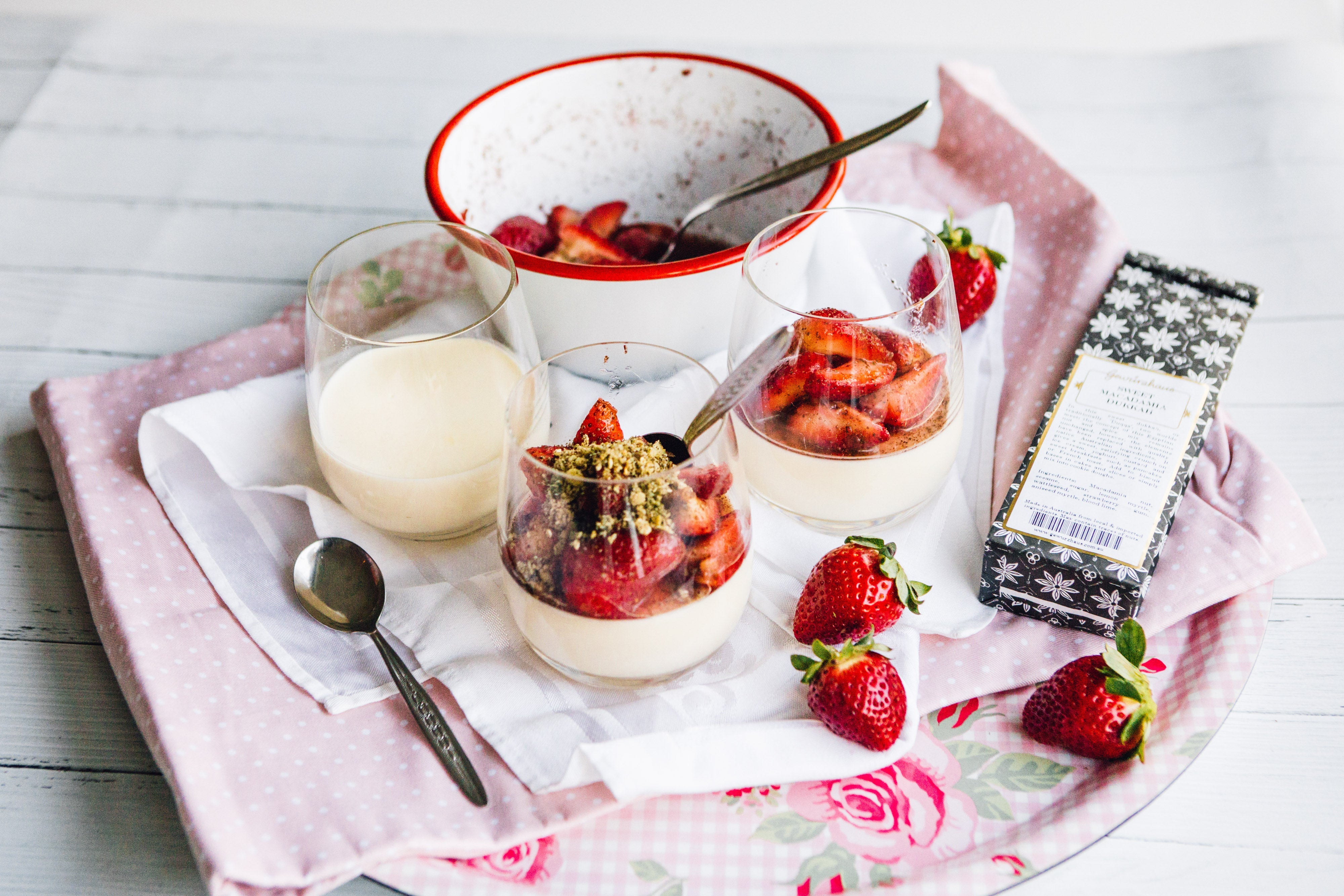 Strawberry Panna Cotta with Macadamia Crumble
 &ndash; Gewürzhaus