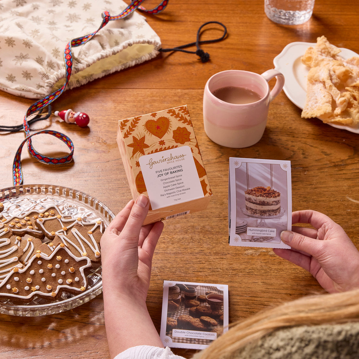 Gewürzhaus Five Favourites - Joy of Baking Gift Box opening with sachets and christmas decorations
