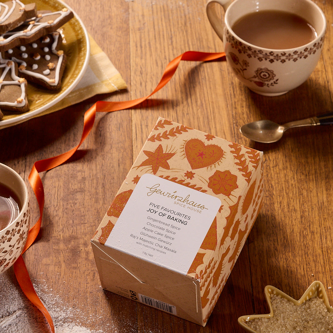 Gewürzhaus Five Favourites - Joy of Baking Gift Box flat lay with biscuits and tea
